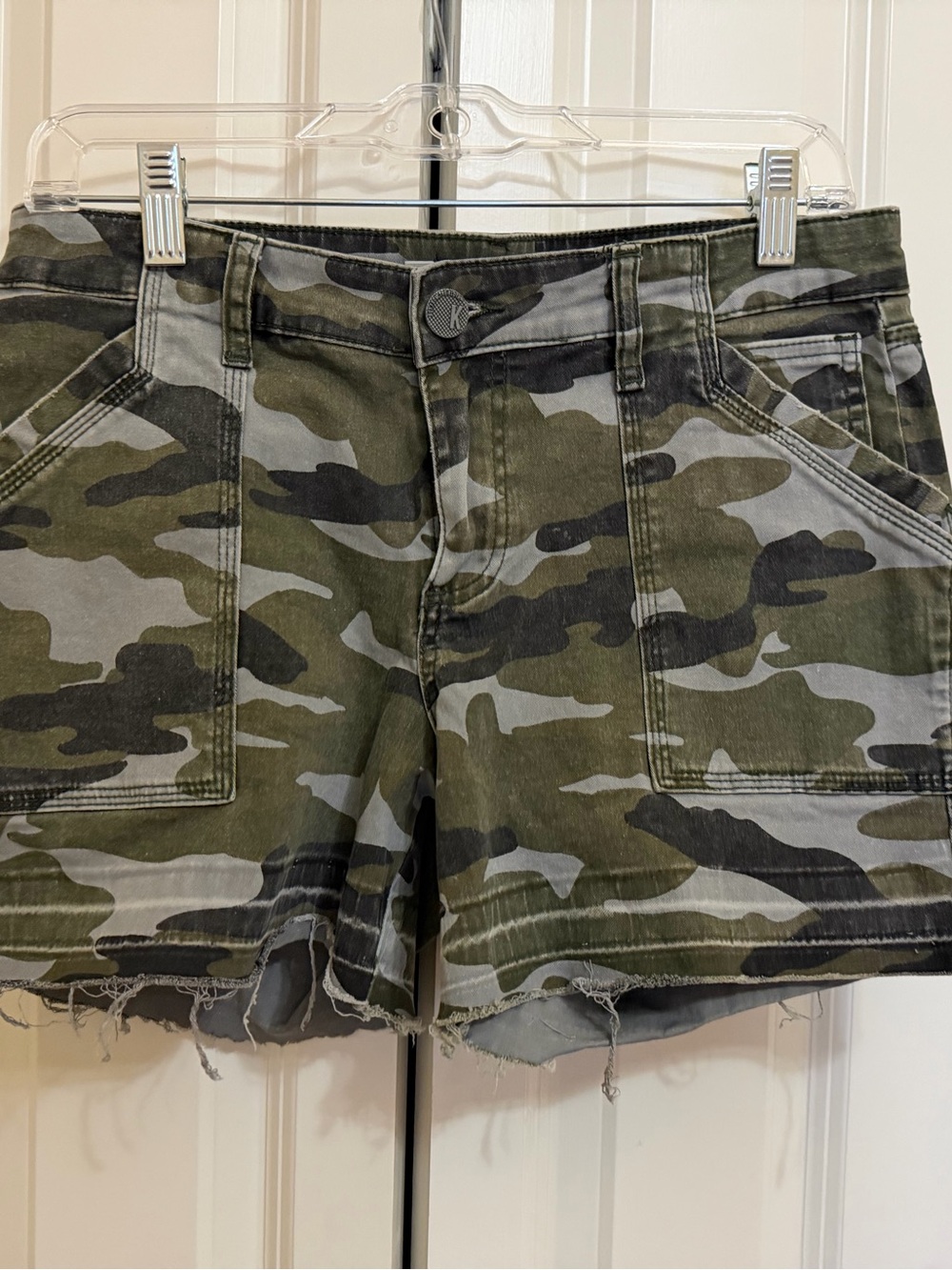 Kut from the Kloth Camo Cargo Shorts in Olive and Grey - size 6